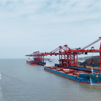 全球首次！兩艘40萬噸礦船同時靠寧波舟山港